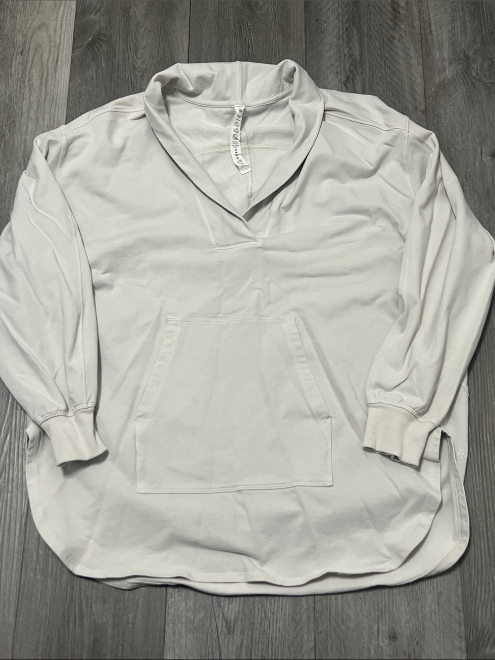 Lululemon LA Oversized Long Sleeve Tunic in a cream/ size 12